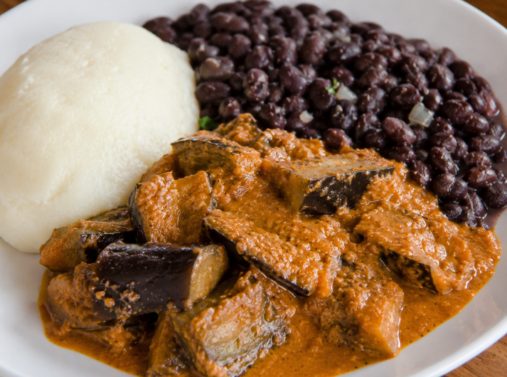 Kaunga, aubergine a sauce d'arachide avec les haricots noires
